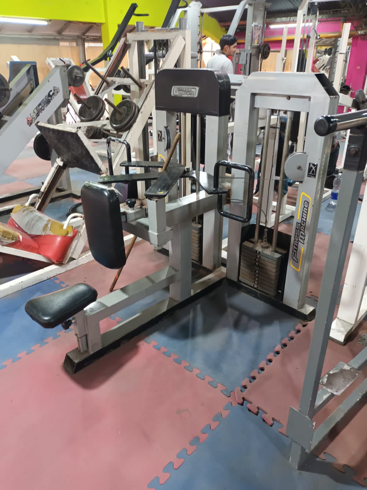 maquina para espalda y Biceps